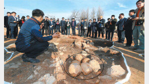 ‘조선의 최종병기’ 비격진천뢰, 땅구덩이서 우르르