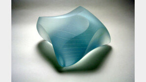 유리로 형상화한 자연미… 유화 속 돋보이는 조형미…