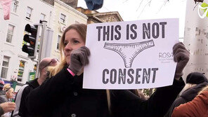 끈 팬티 입으면 性관계 예스라고?… 아일랜드법원 판결에 분노한 여성들