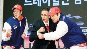 “의리! 의리!… 반드시 돌아온다” 트로피 안기고 떠나다