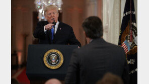 CNN 기자 백악관 출입금지 관련 소송 판결 하루 연기