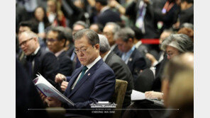 文대통령 국정수행 지지도 52%…5주 연속 하락