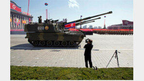 김정은 현지 지도 첨단전술무기…“신형 자주포 추정”