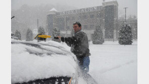 美 북동부 폭설 뉴욕 항공기 무더기 결항·연기 ‘대란’