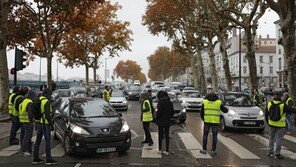 프랑스 전역서 유류세 인상 항의시위…1명 사망 47명 부상