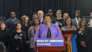 美 최초 흑인 여성 주지사 후보 “이길 수가 없었다”