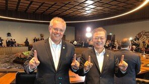 文대통령, 호주 총리와 1:1 퍼포먼스…“무승부, 서로 축하”