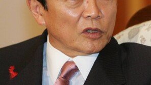 ‘망언제조기’ 아소, 이번엔 국립대 출신 비난 “남의 세금으로 대학 다녀”