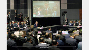 文대통령 “김은영 국장 긴급상황 넘겨…무사귀환 바란다”