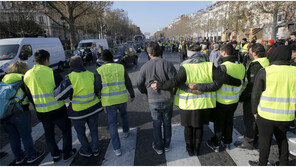 “내 호주머니 터는 유류세 인상 반대”… 佛 거리 뒤덮은 ‘노란 조끼’