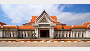 “北 만수대창작사의 ‘선동적 미술품’, 유럽서 수집 열기… 제재 피해 유통”