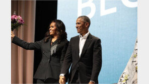 트럼프 저격=대권 염두?…미셸 출판행사에 남편도 등장