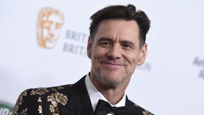 할리우드 스타 짐 케리 “반(反)트럼프 만평 트윗 계속”