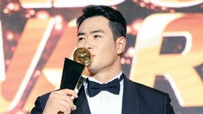 MVP 김재환 “3년 전엔 야구 접으려 했는데…” 