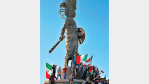 멕시코 주민들, 美 향하는 캐러밴 몰려들자 “나가라”