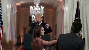 백악관의 뒤끝…CNN 출입정지 풀면서 “질문은 1개뿐”