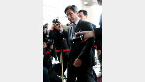 김명수, ‘판사탄핵 검토’ 결의에 이틀째 침묵…절제된 행보