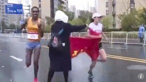 애국심 뭐길래…中 마라토너, 국기 건네주려던 자원봉사자 방해로 1등 놓쳐