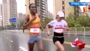 황당한 中 애국주의…국기 받다 마라톤 우승 놓쳐