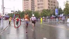 [영상]‘국기’ 때문에 마라톤 우승 놓쳐 억울한데…‘국기 소홀’ 비난까지?