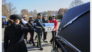 美육군 이병 유해송환식…“전우는 뒤에 남기지 않는다”
