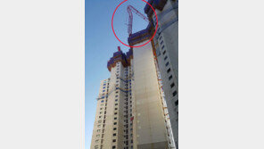 부산 아파트 신축공사현장 타워크레인 휘어져 ‘아찔’