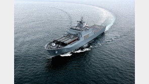 차기상륙함 네 번째 ‘노적봉함’ 해군에 인도…내년 중 임무 투입