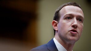 저커버그 “이사회 의장 사퇴 안해…샌드버그와 계속 함께 할 것”