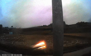 불타는 차에 달려들어 운전자 구한 택배기사…“진짜 영웅” 소방서도 인정