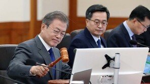 집권 중반 쌓이는 난제…文대통령 ‘소통·자신감’으로 정면돌파