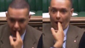 ‘성희롱 스캔들’ 英의원, 이번엔 ‘입에 총 쏘는 시늉’ 논란