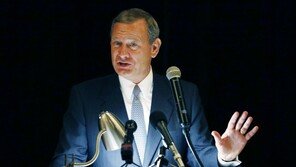 트럼프, 로버츠 대법원장 향해 “오바마 판사” 공격 트윗…대립 격화