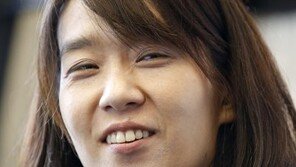 소설가 한강 “단편은 성냥, 불 당기고 꺼질때까지 지켜본다”