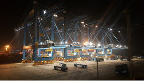 사람 그림자 하나 없어도 척척…中 ‘일대일로’ 거점 칭다오항 가보니