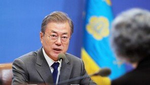 文대통령 “카드수수료 부담 줄여라…불법사금융 단속도 강화”