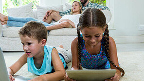 “아이에게 스크린 노출 방치, 마약 투입과 같아” 중독성 경고