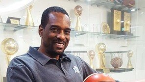 KCC 오그먼 감독대행 ‘경기마다 선수들과 함께 뛴다’