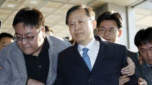 ‘사법농단 공범’ 박병대, 3번째 검찰 출석…구속영장에 무게