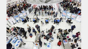 추수감사절 연휴… 북적이는 美공항