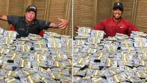 “다 쓸어갈거야” 미컬슨-우즈 24일 900만 달러의 대결