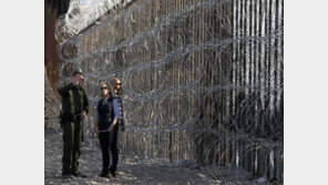 트럼프 “캐러밴 통제불능시 국경 폐쇄”…軍 무력사용도 허용