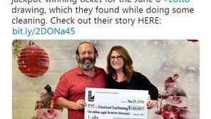 추수감사절 맞이 청소 중 20억 원 당첨 복권 찾은 부부