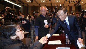 김기남 사장의 ‘90도 사과’…11년 쌓인 눈물이 떨어졌다