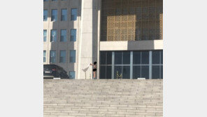 국회 본관 앞 초유의 알몸 소동…60대 “판검사에 불만”