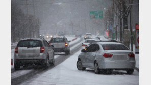 눈 오는 주말 고속도로 심한 정체…“미끄러워 사고 빈발”