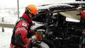 홍천서 SUV 차량 눈길에 미끄러져 1t 트럭과 충돌…5명 부상