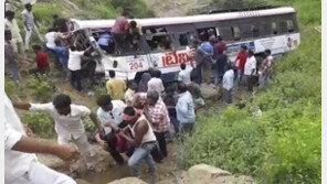 인도 버스 수로 추락 최소 25명 사망…희생자 대부분 학생