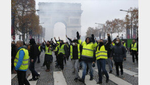 프랑스 전역서 또 ‘노란조끼’ 시위…경찰, 최루가스·물대포 강경 대응