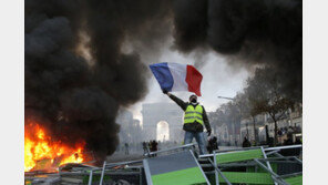 마크롱, ‘노란조끼’ 폭력 시위에 “수치스런 일” 비난