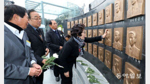 “보고 싶다, 아들아”… 천안함 46용사 추모비 건립 기념행사